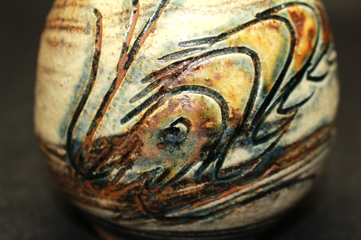 26257　 人間国宝   金城次郎　壼屋焼徳利（海老魚紋）　KINJO　Jiro