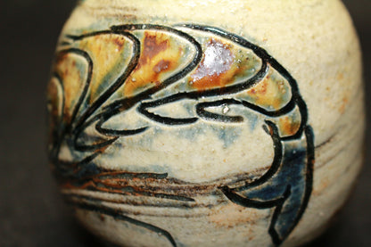 26257　 人間国宝   金城次郎　壼屋焼徳利（海老魚紋）　KINJO　Jiro