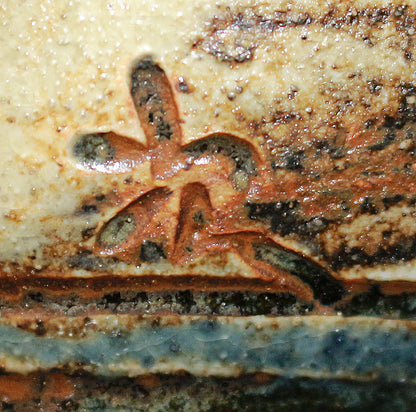 26257　 人間国宝   金城次郎　壼屋焼徳利（海老魚紋）　KINJO　Jiro