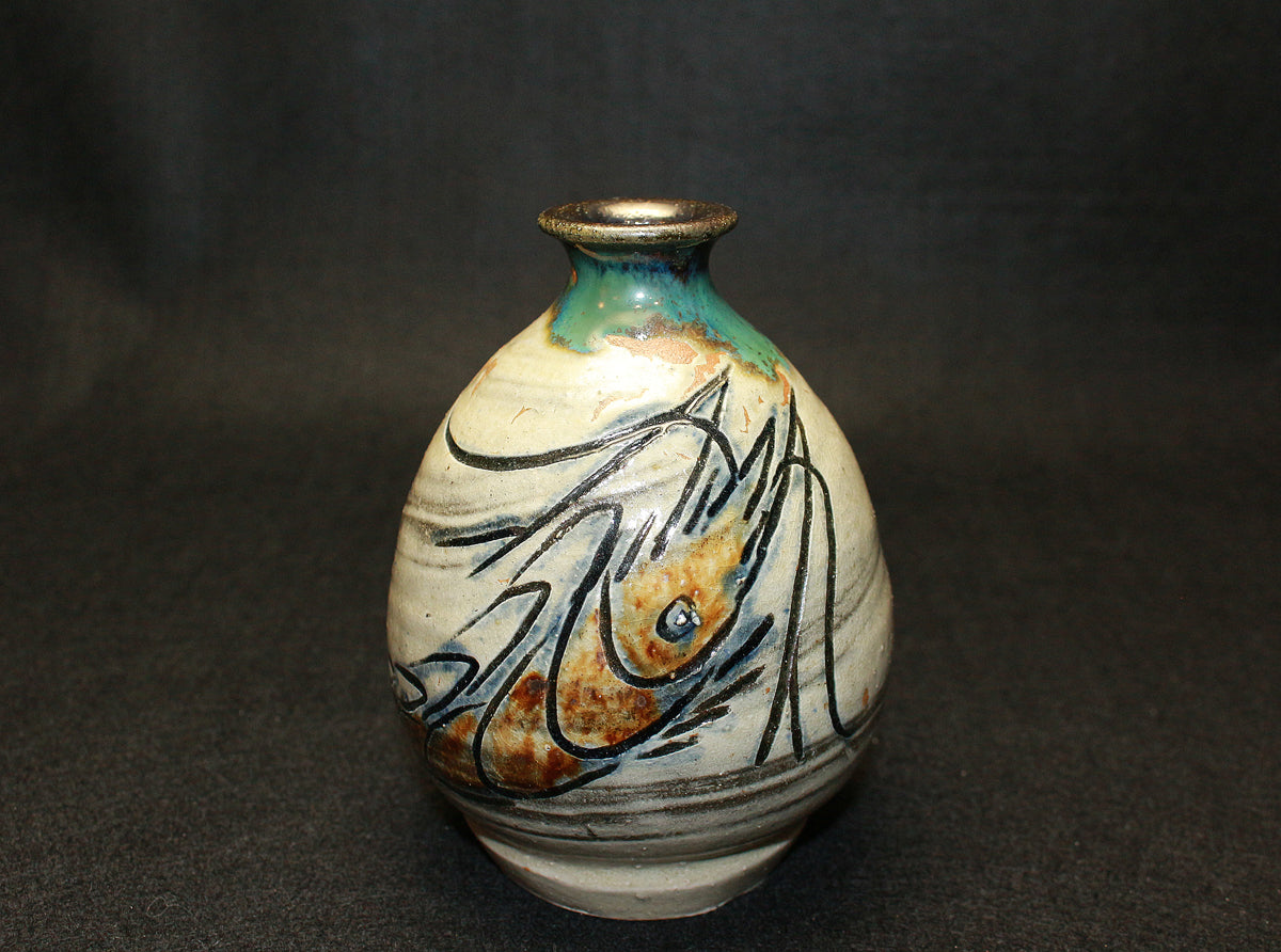 26258　 人間国宝    金城次郎    徳利（海老魚紋）　 KINJO　Jiro