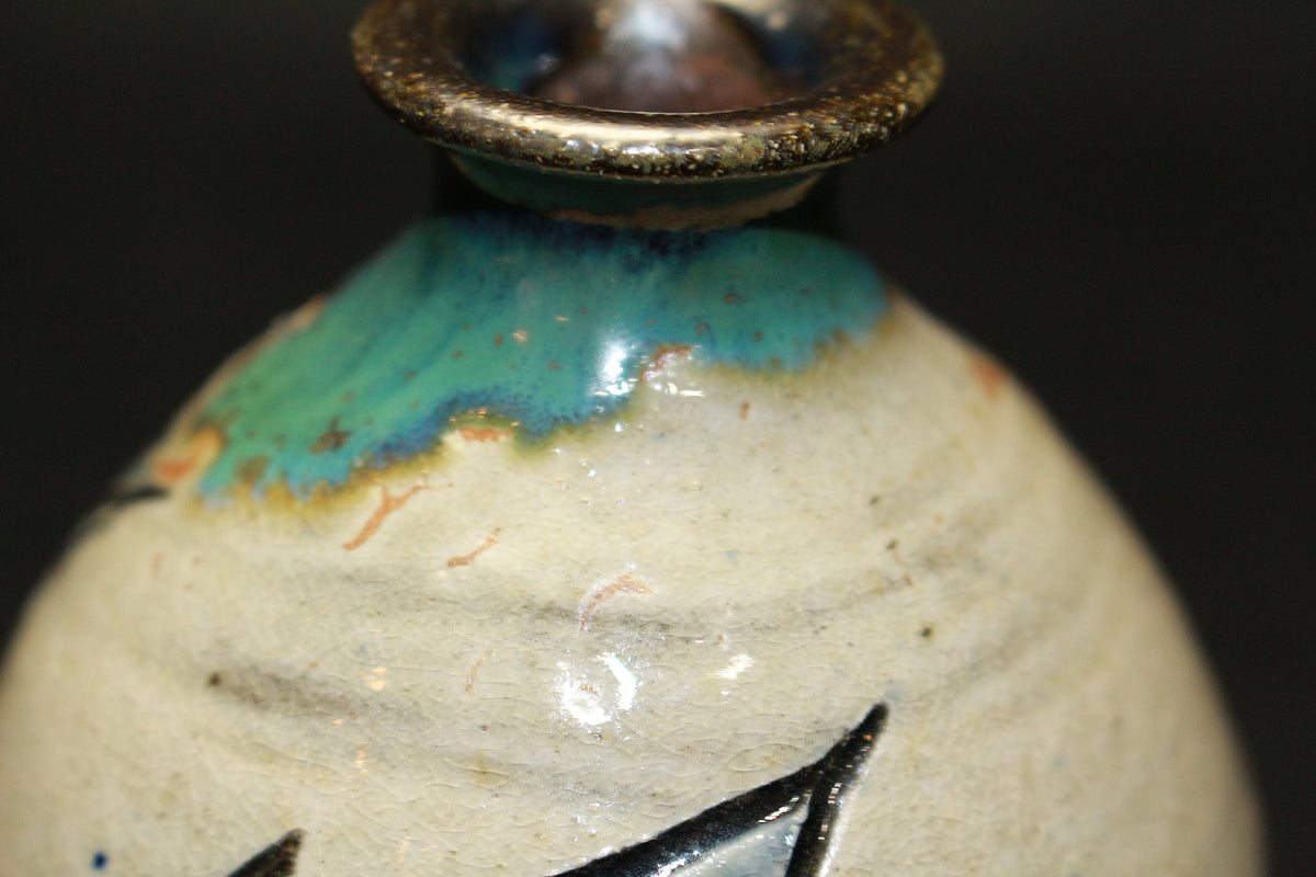 26258　 人間国宝    金城次郎    徳利（海老魚紋）　 KINJO　Jiro