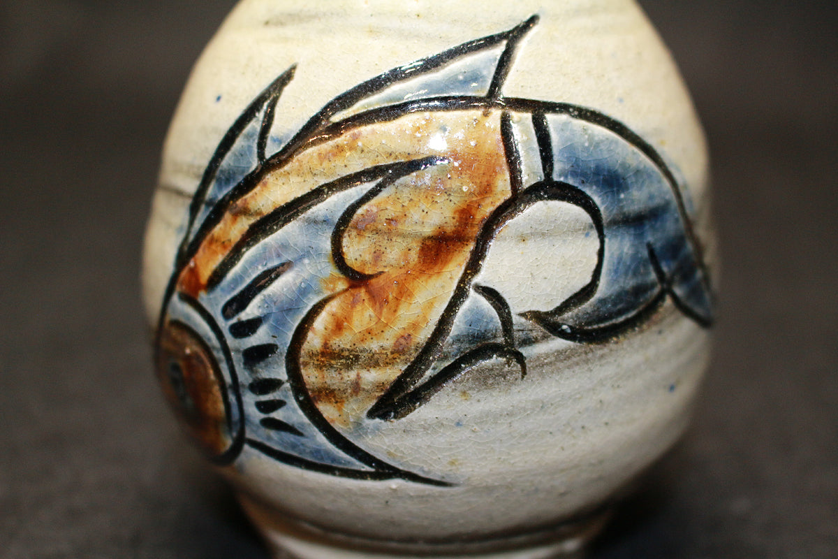 26258　 人間国宝    金城次郎    徳利（海老魚紋）　 KINJO　Jiro