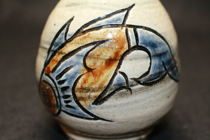 26258　 人間国宝    金城次郎    徳利（海老魚紋）　 KINJO　Jiro