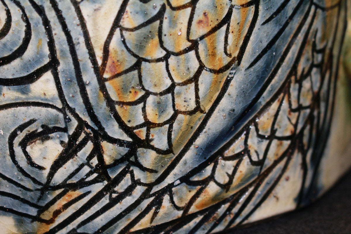 26261　 人間国宝　金城次郎　 魚紋抱瓶　KINJO　Jiro