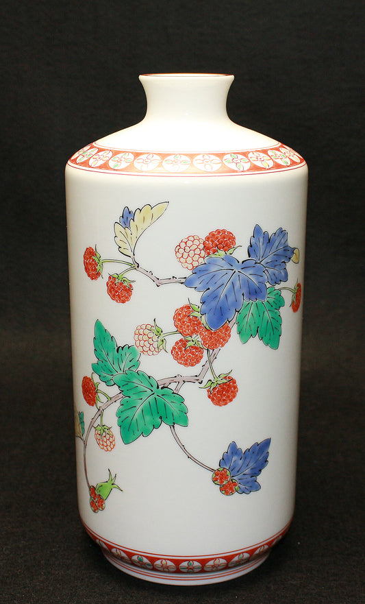 26268 　人間国宝	 １４代酒井田柿右衛門　濁手苺文瓶　SAKAIDA  Kakiemon