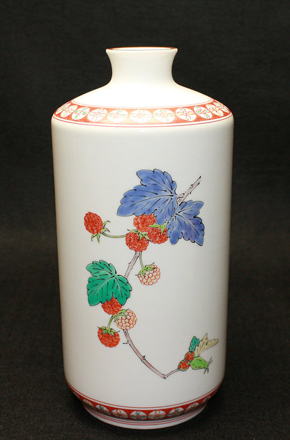 26268 　人間国宝	 １４代酒井田柿右衛門　濁手苺文瓶　SAKAIDA  Kakiemon