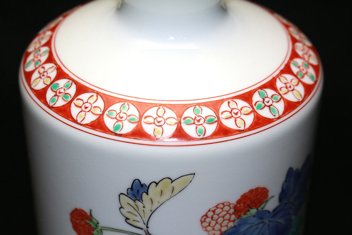 26268 　人間国宝	 １４代酒井田柿右衛門　濁手苺文瓶　SAKAIDA  Kakiemon