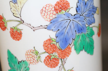 26268 　人間国宝	 １４代酒井田柿右衛門　濁手苺文瓶　SAKAIDA  Kakiemon