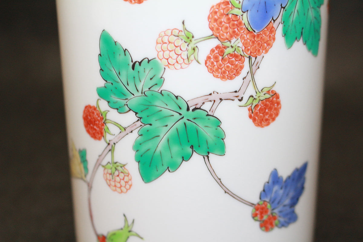 26268 　人間国宝	 １４代酒井田柿右衛門　濁手苺文瓶　SAKAIDA  Kakiemon