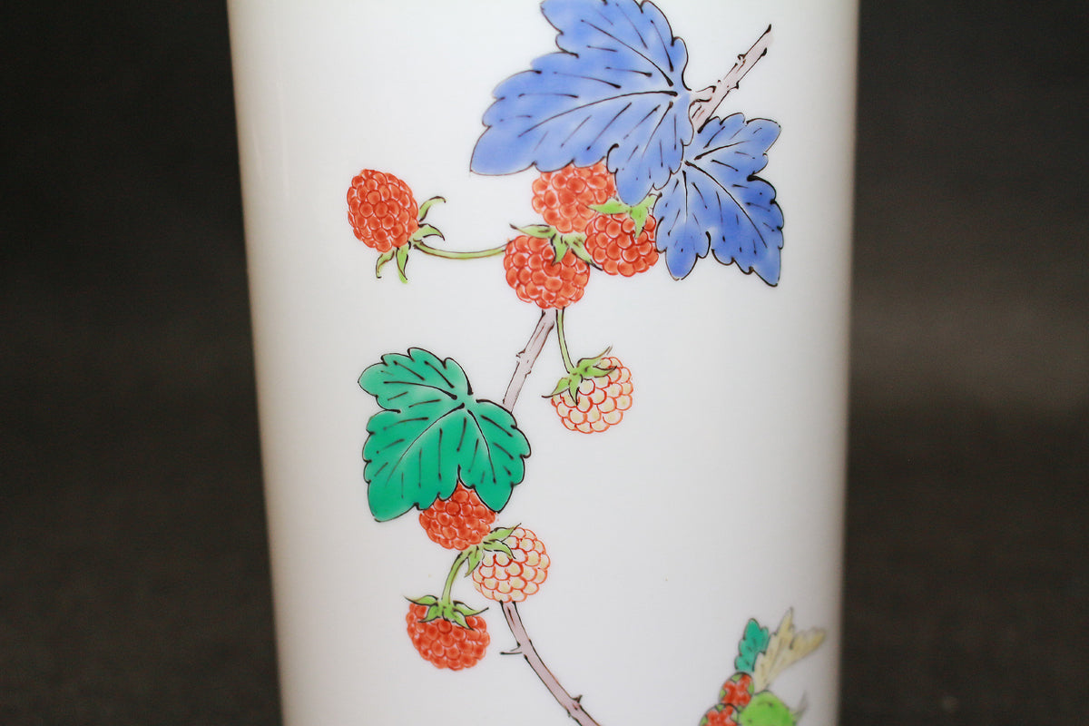 26268 　人間国宝	 １４代酒井田柿右衛門　濁手苺文瓶　SAKAIDA  Kakiemon