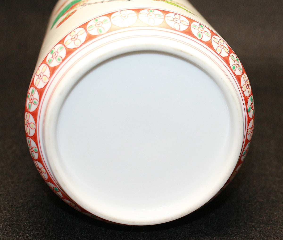 26268 　人間国宝	 １４代酒井田柿右衛門　濁手苺文瓶　SAKAIDA  Kakiemon