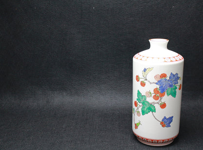 26268 　人間国宝	 １４代酒井田柿右衛門　濁手苺文瓶　SAKAIDA  Kakiemon