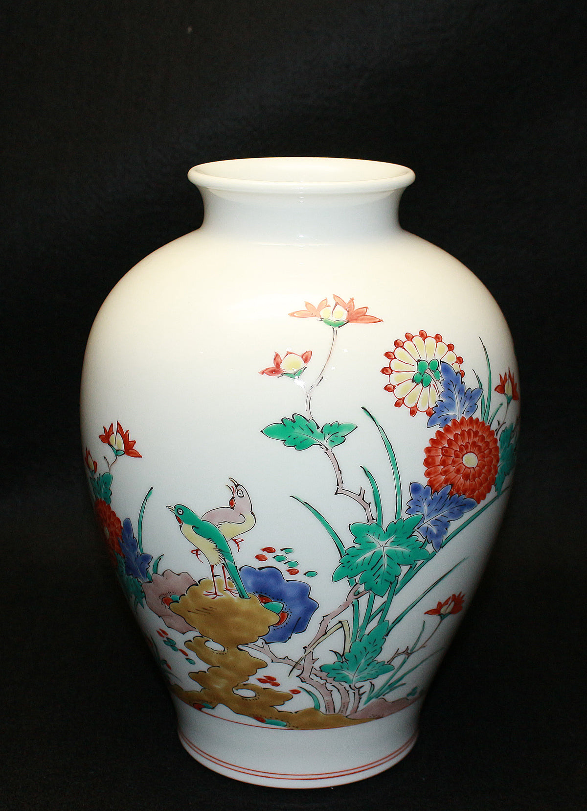 26285 　Living National Treasure, 14th SAKAIDA Kakiemon	　Vase with Brocade Bird and Flower Design