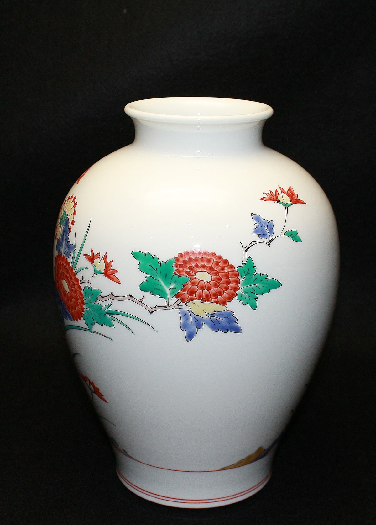 26285 　Living National Treasure, 14th SAKAIDA Kakiemon	　Vase with Brocade Bird and Flower Design