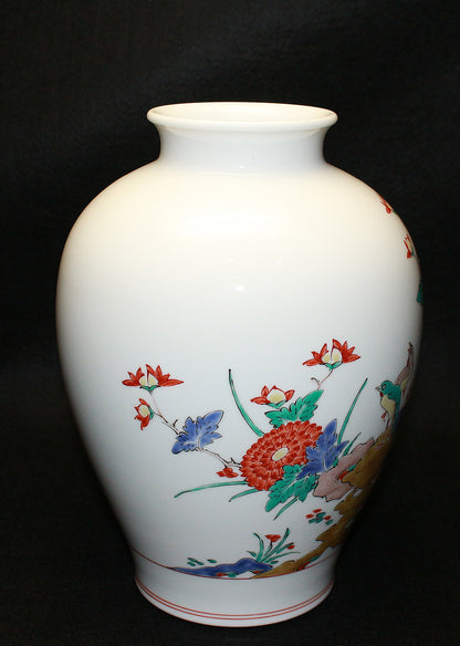 26285 　Living National Treasure, 14th SAKAIDA Kakiemon	　Vase with Brocade Bird and Flower Design