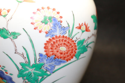 26285 　Living National Treasure, 14th SAKAIDA Kakiemon	　Vase with Brocade Bird and Flower Design