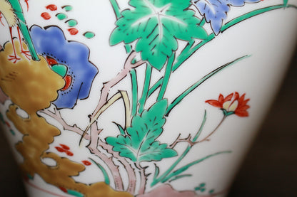 26285 　Living National Treasure, 14th SAKAIDA Kakiemon	　Vase with Brocade Bird and Flower Design