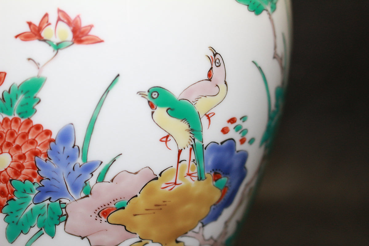 26285 　Living National Treasure, 14th SAKAIDA Kakiemon	　Vase with Brocade Bird and Flower Design