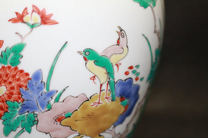 26285 　Living National Treasure, 14th SAKAIDA Kakiemon	　Vase with Brocade Bird and Flower Design