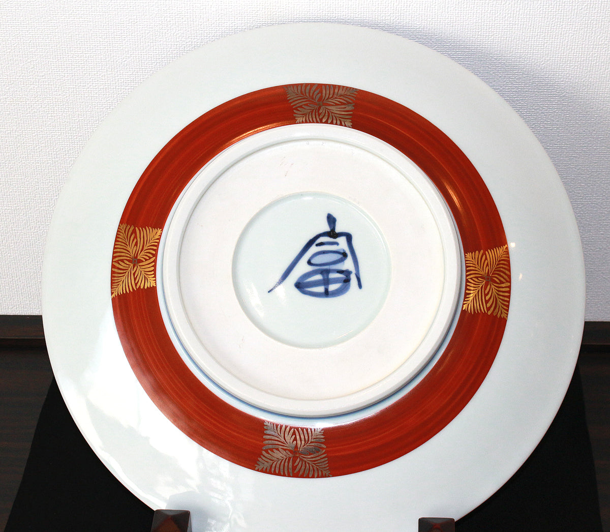 26281     人間国宝　富本憲吉   色繪金銀彩花字飾皿（1957・昭和32年）  TOMIMOTO  Kenkichi