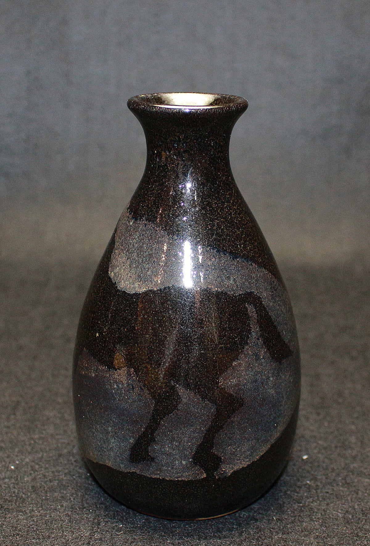 26293	人間国宝　原清　鉄釉馬文徳利     HARA　Kiyoshi