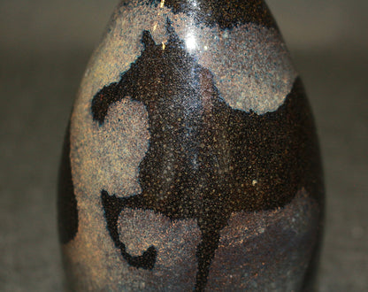 26293	人間国宝　原清　鉄釉馬文徳利     HARA　Kiyoshi