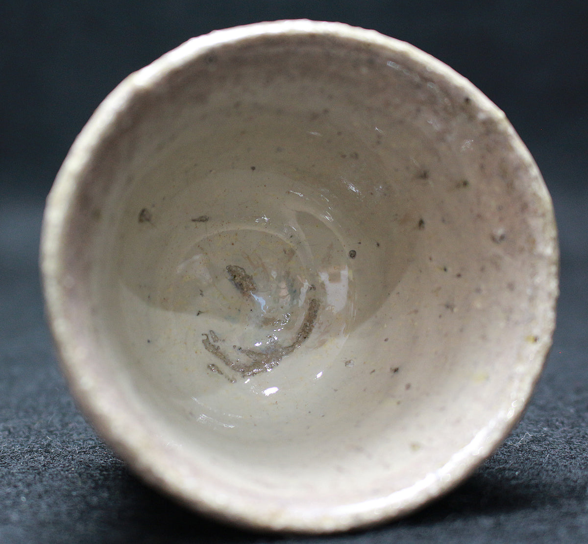 26329	西岡小十	　絵斑唐津ぐい呑（㐂寿）　　NISHIOKA　Koju