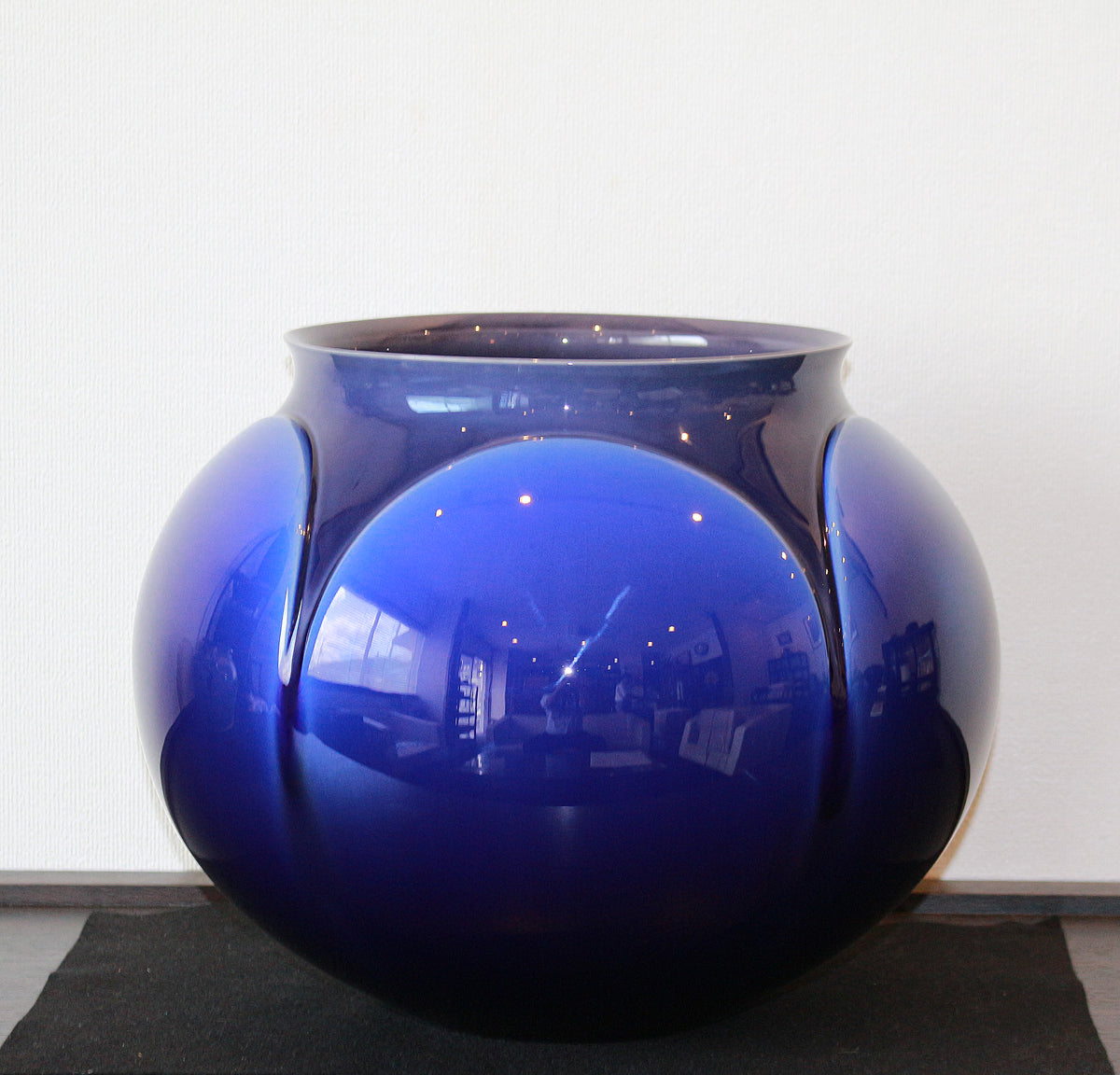 26322 Living National Treasure YASOKICHI TOKUDA III: Deep-Glaze Chiseled Vase (exhibited at "Close Up Japan: Japanese Porcelain Exhibition" in Sao Paulo)