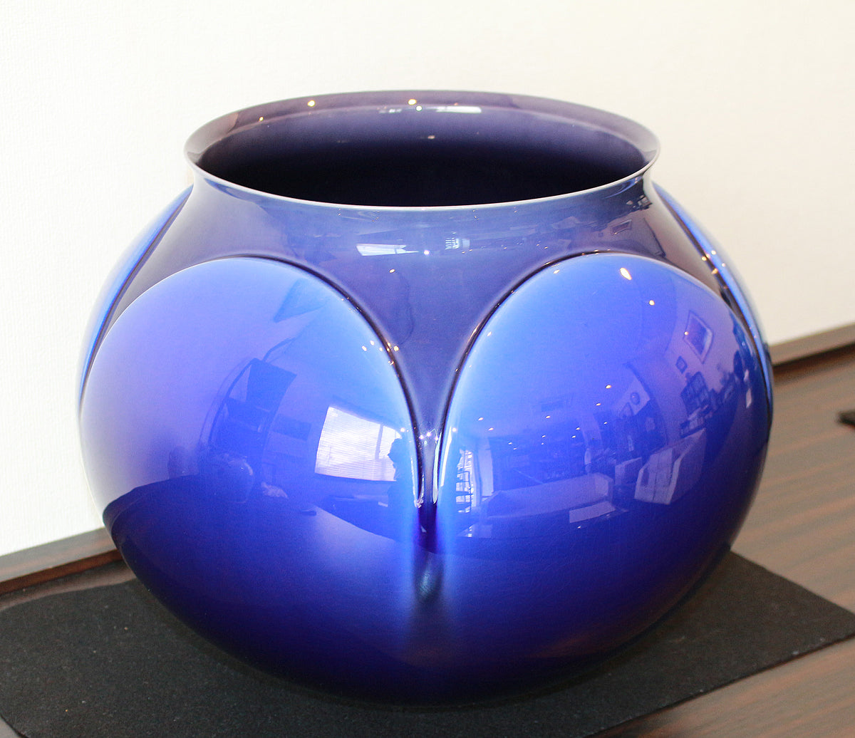 26322 Living National Treasure YASOKICHI TOKUDA III: Deep-Glaze Chiseled Vase (exhibited at "Close Up Japan: Japanese Porcelain Exhibition" in Sao Paulo)