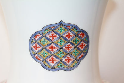 26325 Living National Treasure 14th Kakiemon Sakaida Nigoshide Sanpogire Kabun Vase