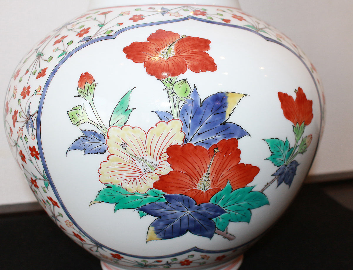 26325 Living National Treasure 14th Kakiemon Sakaida Nigoshide Sanpogire Kabun Vase