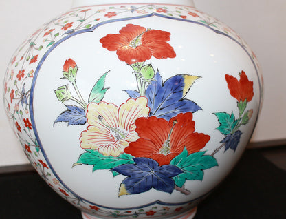 26325 Living National Treasure 14th Kakiemon Sakaida Nigoshide Sanpogire Kabun Vase