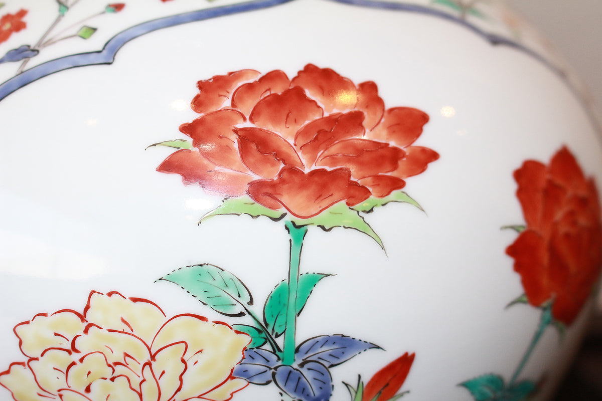 26325 Living National Treasure 14th Kakiemon Sakaida Nigoshide Sanpogire Kabun Vase