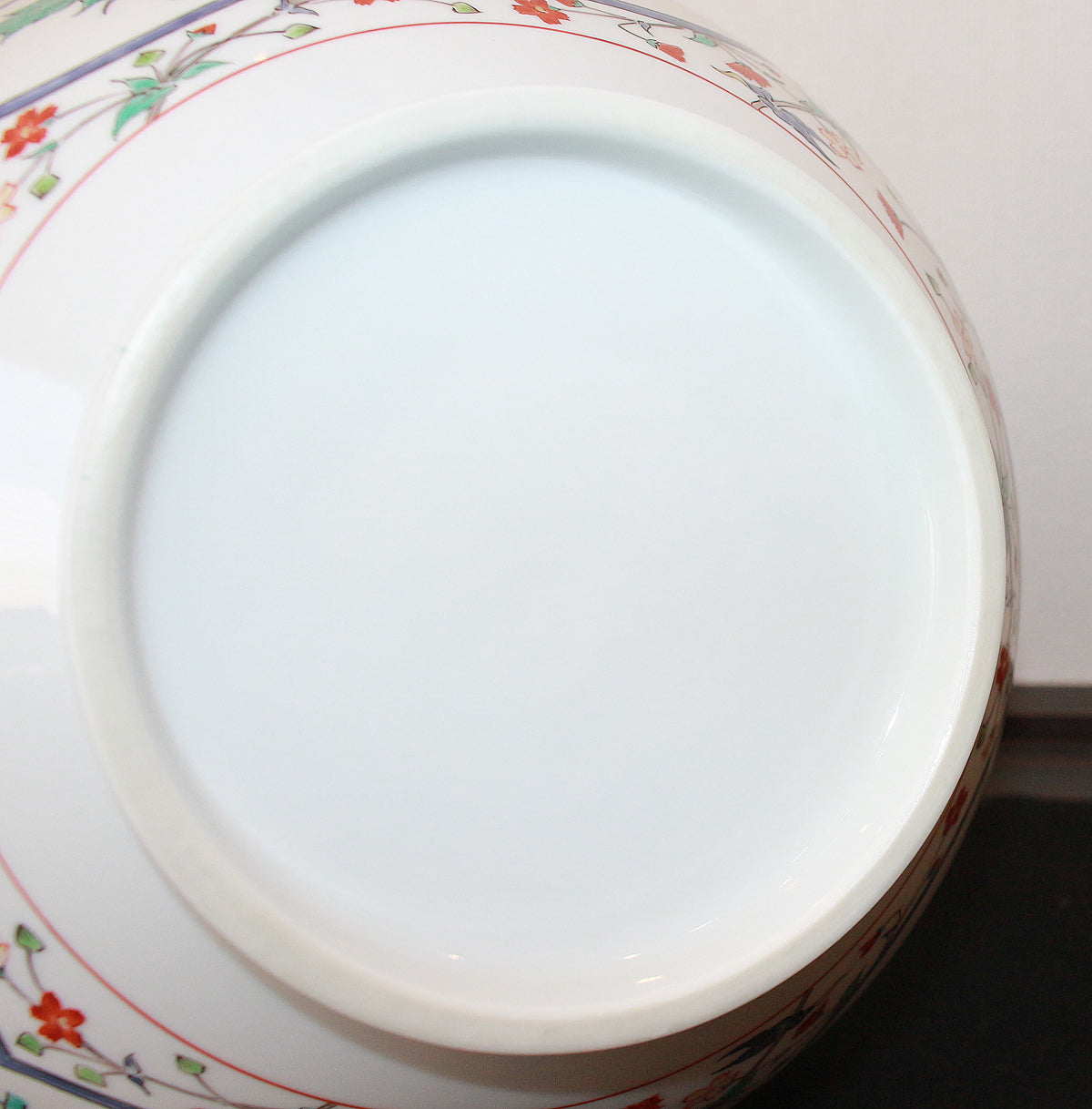 26325 Living National Treasure 14th Kakiemon Sakaida Nigoshide Sanpogire Kabun Vase