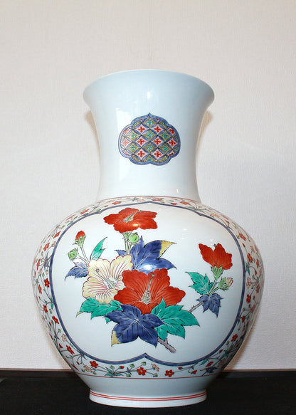26325 Living National Treasure 14th Kakiemon Sakaida Nigoshide Sanpogire Kabun Vase