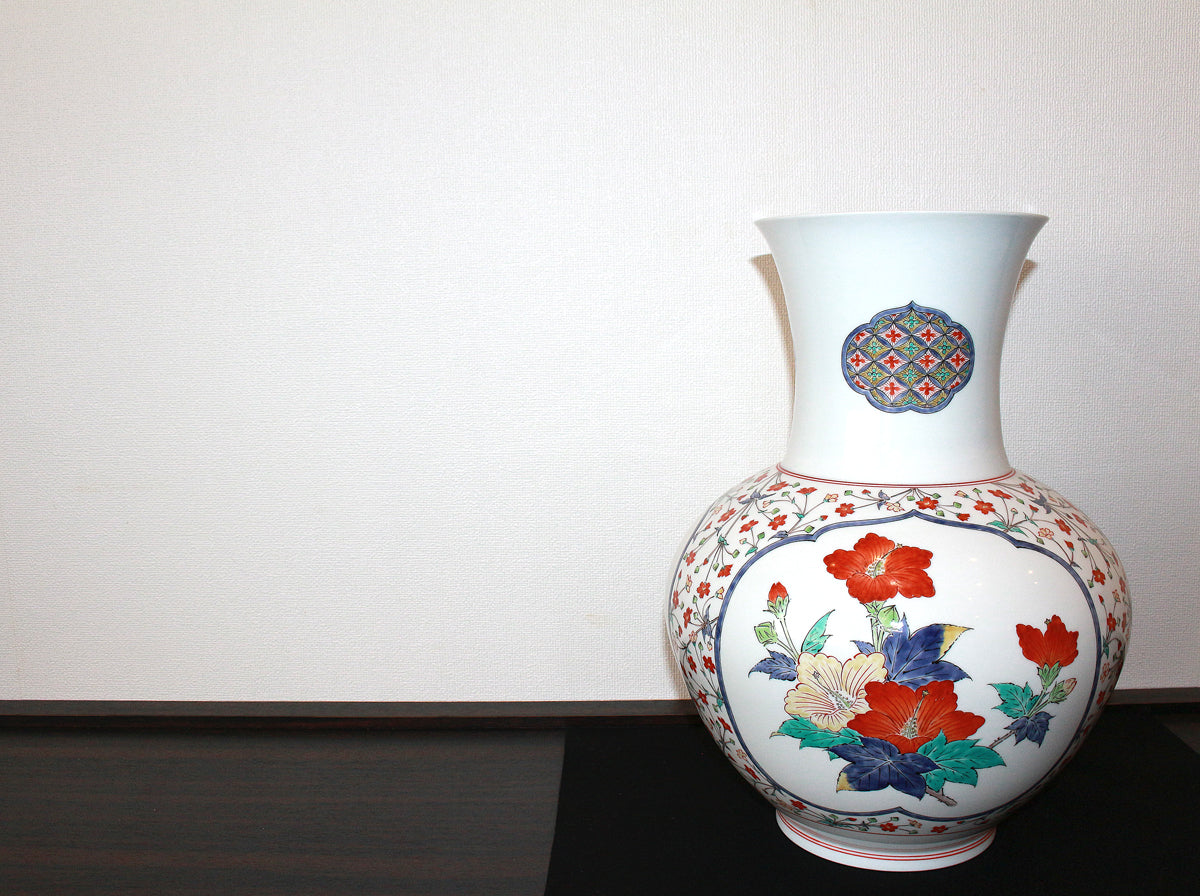26325 Living National Treasure 14th Kakiemon Sakaida Nigoshide Sanpogire Kabun Vase