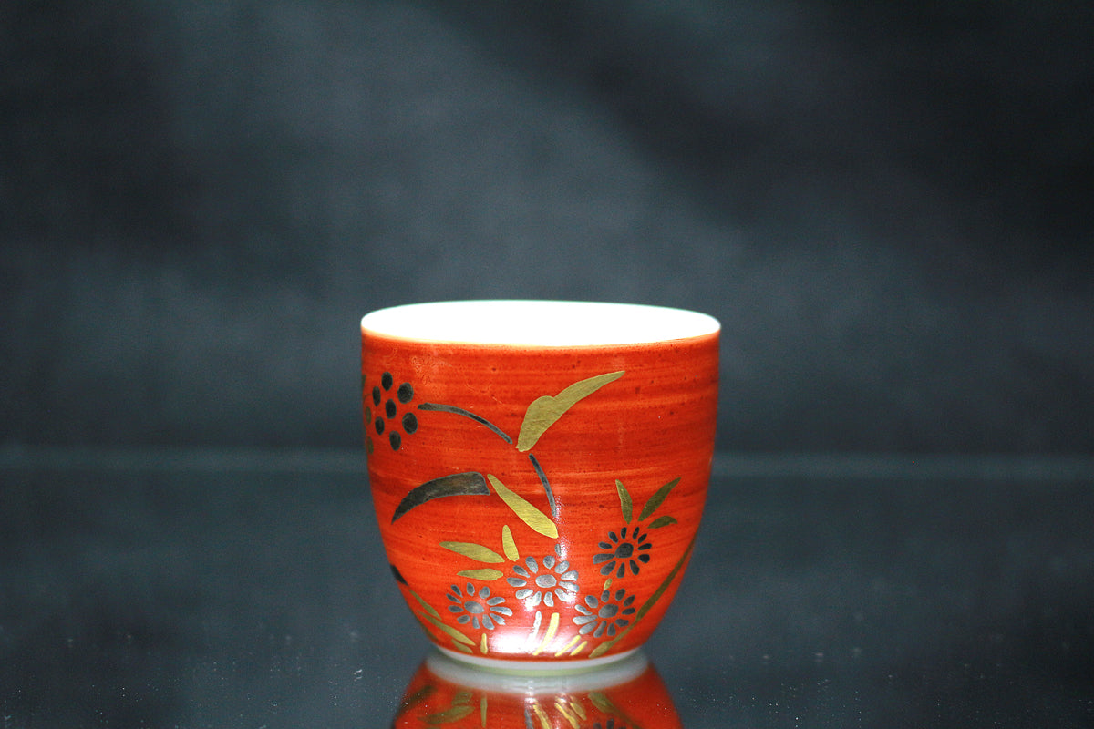 26360	１３代酒井田柿右衛門	  濁手赤濃菊花文ぐい呑     SAKAIDA Kakiemon