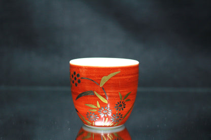 26360	１３代酒井田柿右衛門	  濁手赤濃菊花文ぐい呑     SAKAIDA Kakiemon