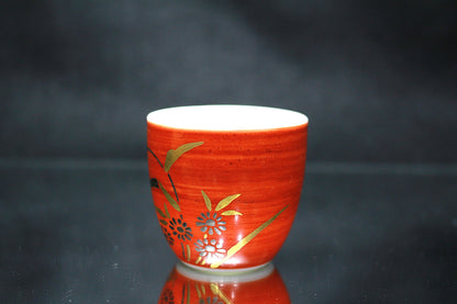 26360	１３代酒井田柿右衛門	  濁手赤濃菊花文ぐい呑     SAKAIDA Kakiemon