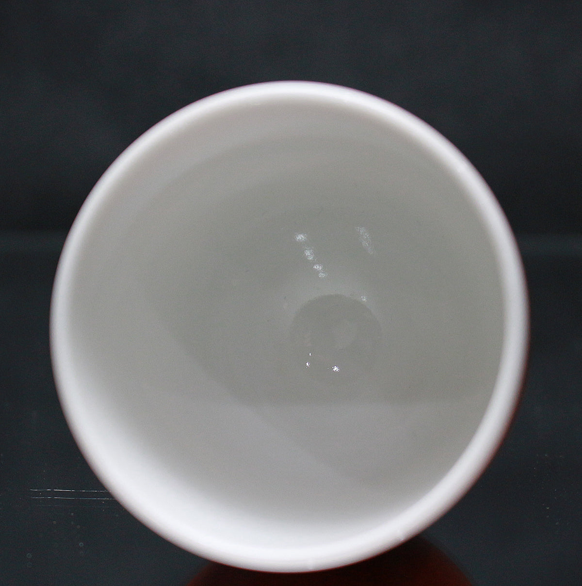 26360	１３代酒井田柿右衛門	  濁手赤濃菊花文ぐい呑     SAKAIDA Kakiemon