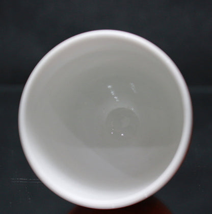 26360	１３代酒井田柿右衛門	  濁手赤濃菊花文ぐい呑     SAKAIDA Kakiemon