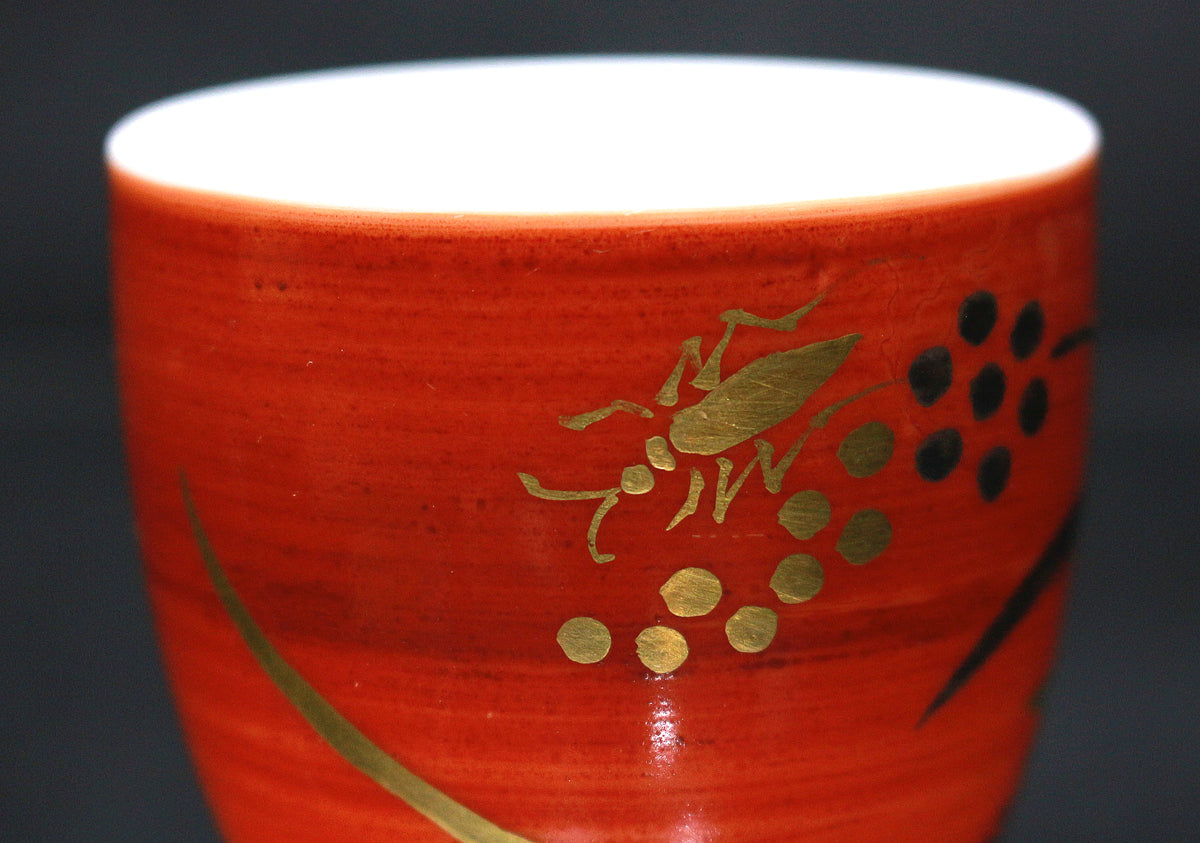 26360	１３代酒井田柿右衛門	  濁手赤濃菊花文ぐい呑     SAKAIDA Kakiemon
