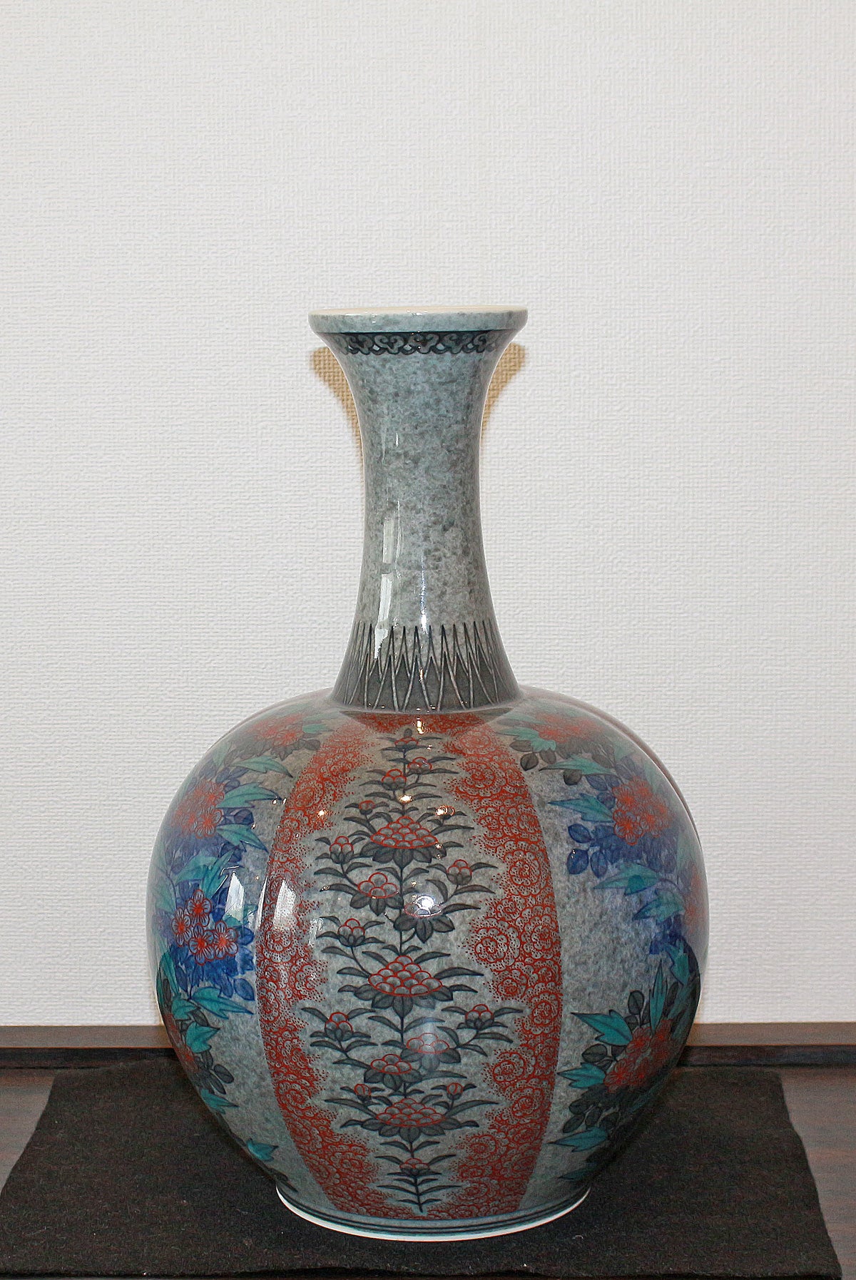26366　人間国宝　１３代今泉今右衛門	色絵吹重ね草花文花瓶　IMAIZUMI　Imaemon