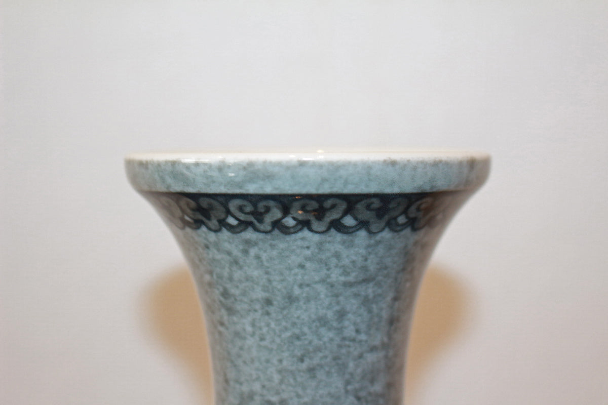 26366　人間国宝　１３代今泉今右衛門	色絵吹重ね草花文花瓶　IMAIZUMI　Imaemon