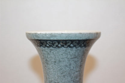 26366　人間国宝　１３代今泉今右衛門	色絵吹重ね草花文花瓶　IMAIZUMI　Imaemon