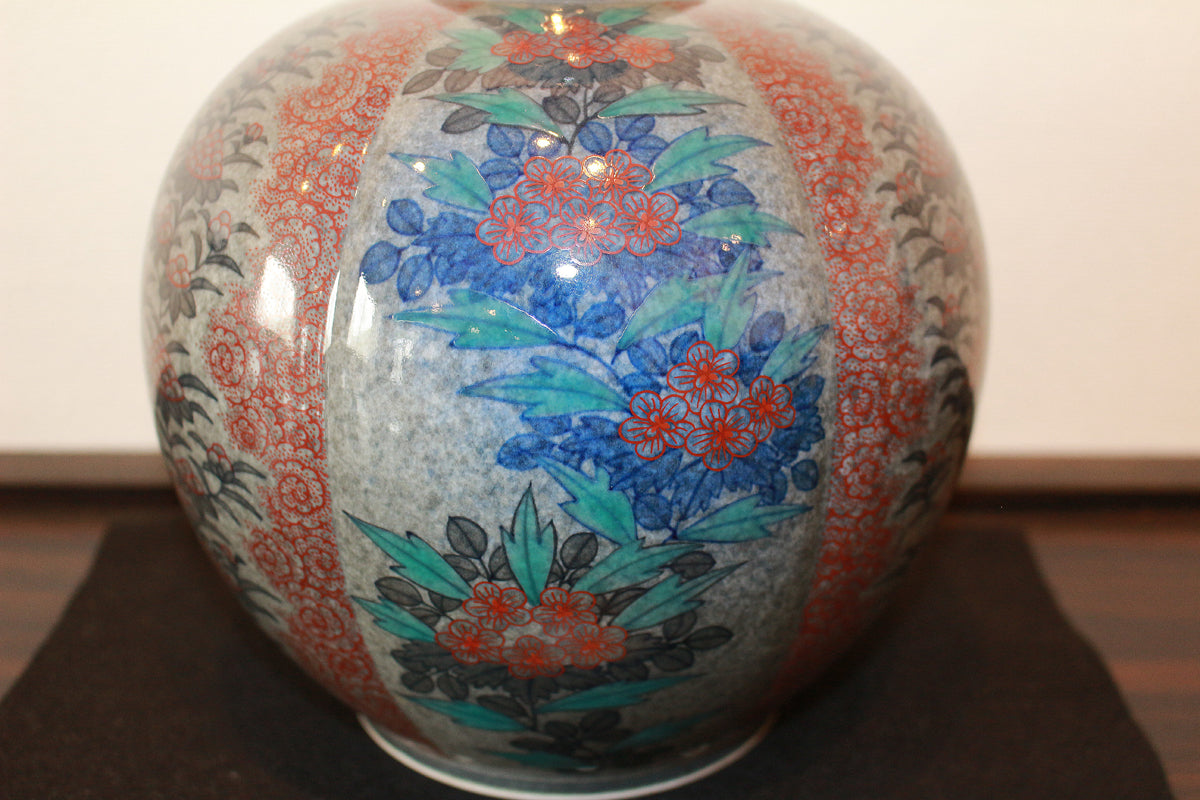 26366　人間国宝　１３代今泉今右衛門	色絵吹重ね草花文花瓶　IMAIZUMI　Imaemon