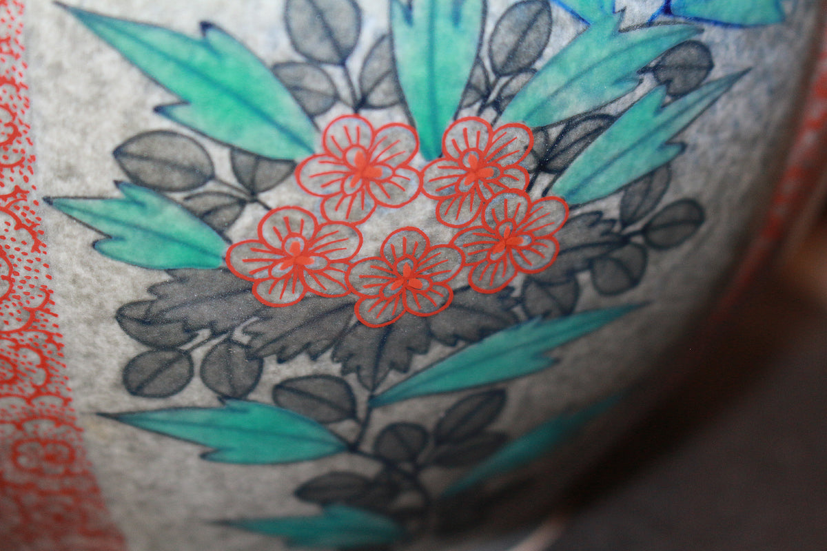 26366　人間国宝　１３代今泉今右衛門	色絵吹重ね草花文花瓶　IMAIZUMI　Imaemon