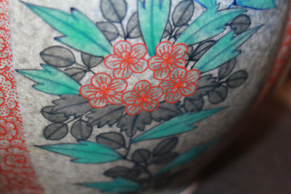 26366　人間国宝　１３代今泉今右衛門	色絵吹重ね草花文花瓶　IMAIZUMI　Imaemon
