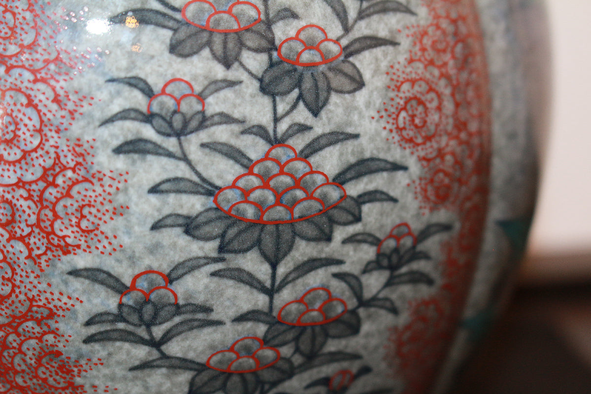 26366　人間国宝　１３代今泉今右衛門	色絵吹重ね草花文花瓶　IMAIZUMI　Imaemon