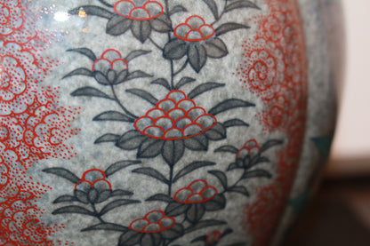 26366　人間国宝　１３代今泉今右衛門	色絵吹重ね草花文花瓶　IMAIZUMI　Imaemon